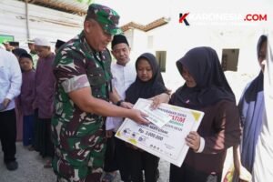 Danrem 081/DSJ Kolonel Arm Untoro Hariyanto menyerahkan bantuan secara simbolis kepada anak panti di Panti Asuhan Ngawi Al Munawwarah.