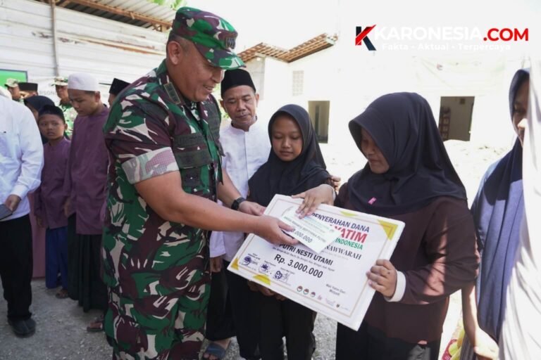 Danrem 081/DSJ Kolonel Arm Untoro Hariyanto menyerahkan bantuan secara simbolis kepada anak panti di Panti Asuhan Ngawi Al Munawwarah.