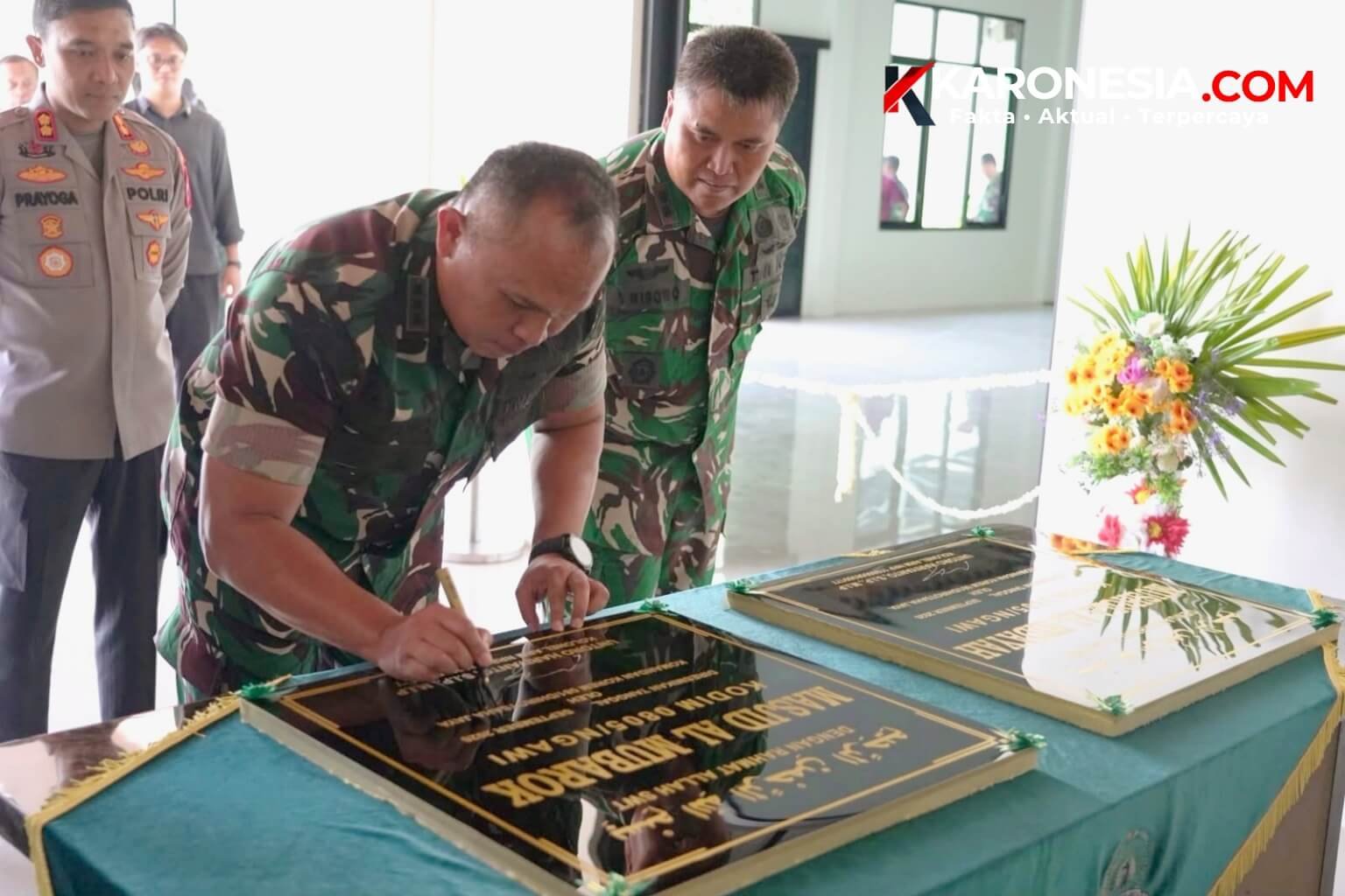 Danrem 081/DSJ Kolonel Untoro Hariyanto menandatangani prasasti peresmian Masjid Al-Mubarok Kodim 0805/Ngawi