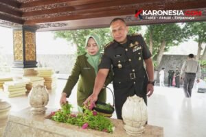 Danrem 081/DSJ Kolonel Arm Untoro Hariyanto dan istri melakukan tabur bunga di Makam Bung Karno Blitar
