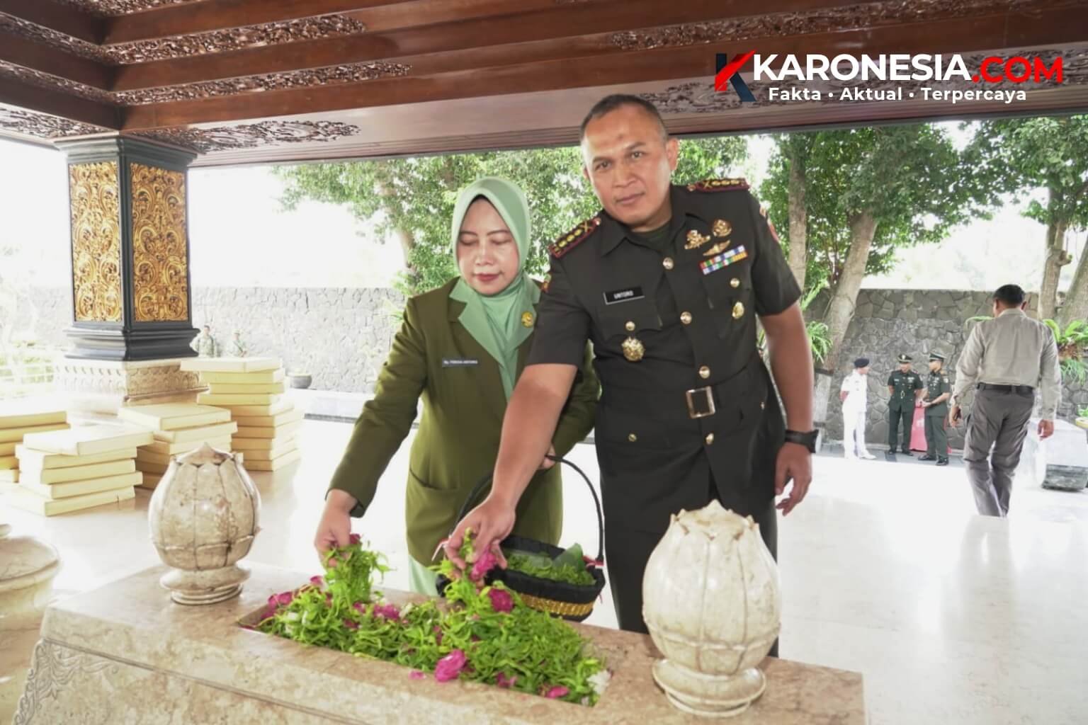 Danrem 081/DSJ Kolonel Arm Untoro Hariyanto dan istri melakukan tabur bunga di Makam Bung Karno Blitar
