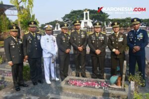 Kasdam IV Diponegoro Brigjen TNI M Andhy Kusuma bersama jajaran pejabat TNI foto bersama usai Ziarah Nasional di TMP Giri Tunggal Semarang