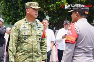 Pangdam IV Diponegoro Mayjen TNI Achiruddin berkoordinasi saat pengamanan VVIP Wapres di Batang.