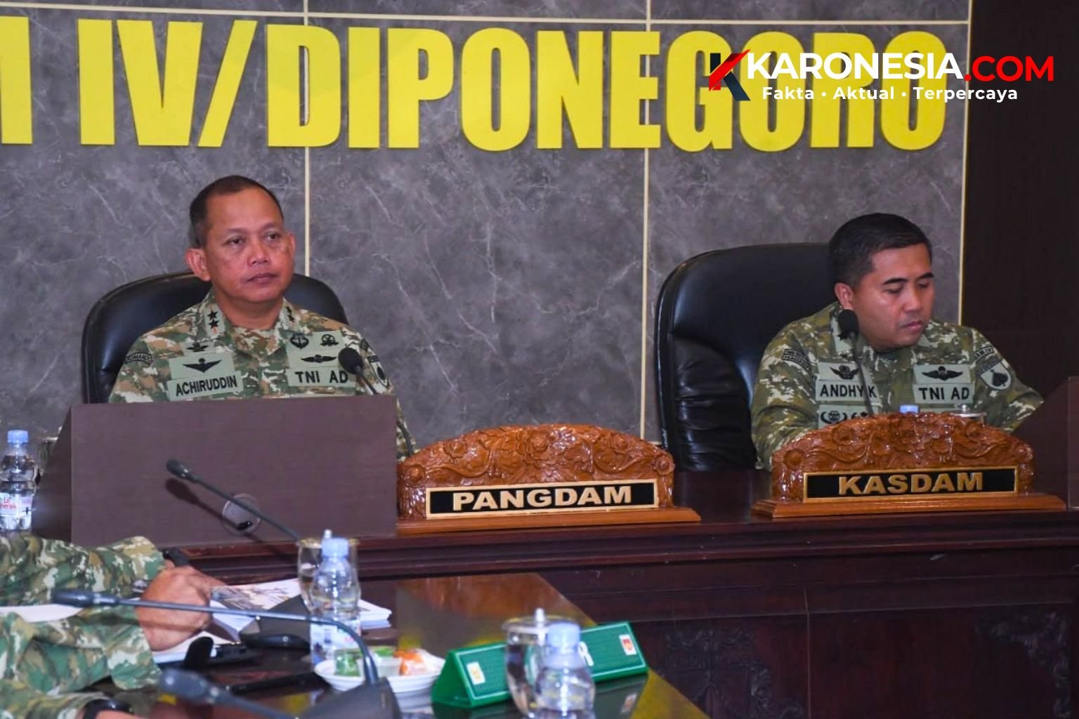 Pangdam IV Diponegoro Mayjen TNI Achiruddin dan Kasdam IV Diponegoro Brigjen TNI Mohammad Andhy Kusuma mengikuti vidcon rapat evaluasi KDKMP.