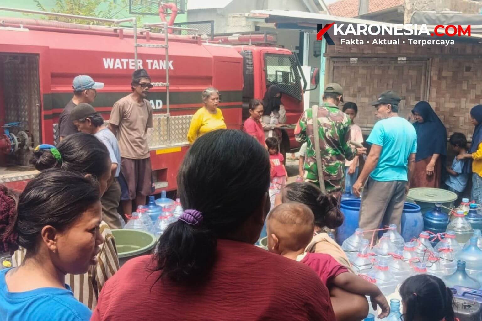 Warga Kampung Cogrek Teluknaga antre air bersih dari mobil water tank saat Babinsa Koramil 01/Teluknaga mendampingi penyaluran