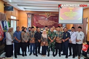 Kasipers Korem 081/DSJ Letkol CKE Kasihono berfoto bersama unsur Polri, KPU, dan Bawaslu usai rapat pleno terbuka data pemilih di KPU Kota Madiun
