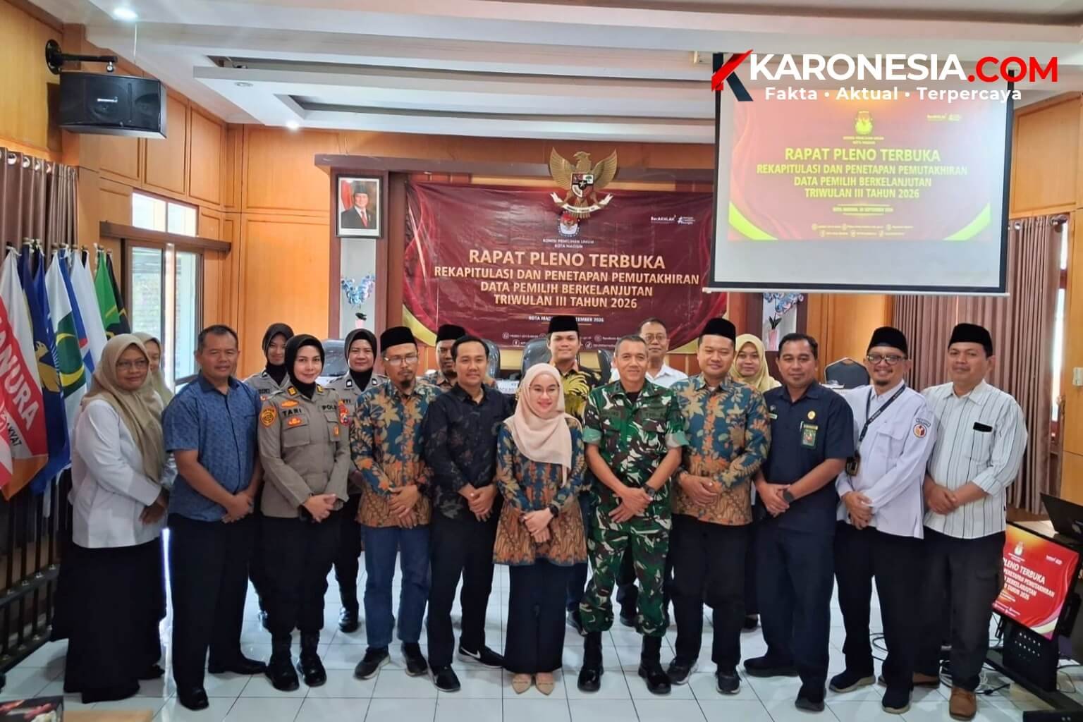 Kasipers Korem 081/DSJ Letkol CKE Kasihono berfoto bersama unsur Polri, KPU, dan Bawaslu usai rapat pleno terbuka data pemilih di KPU Kota Madiun