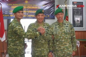 Danrem 052/Wijayakrama bersama Dandim 0510/Tigaraksa lama dan baru berjabat tangan di depan spanduk sertijab, Kabupaten Tangerang