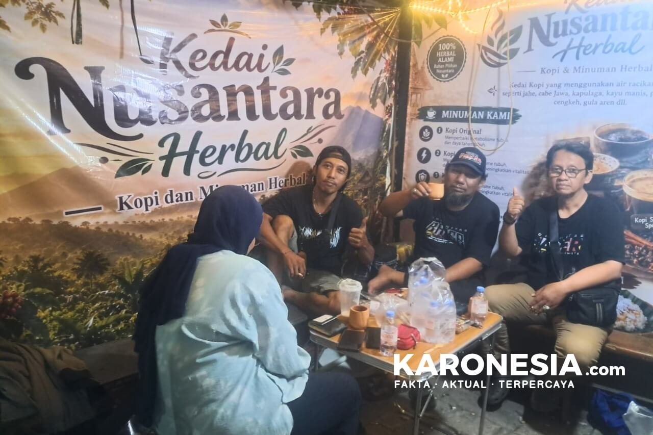 Beberapa pengunjung sedang berkumpul dan menikmati sajian minuman herbal di Kedai Nusantara Herbal.