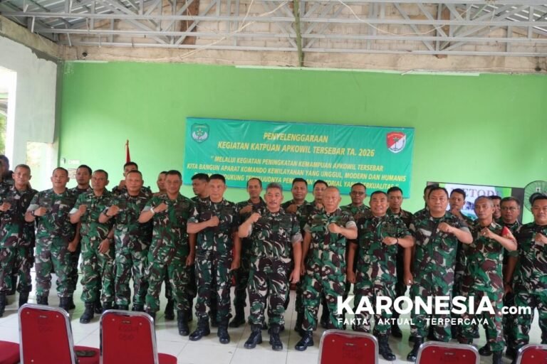 Jajaran personel TNI AD dan Babinsa berfoto bersama dengan pose komando di depan spanduk Kegiatan Katpuan Apkowil Tersebar TA 2026 di Kodim 0510 Tigaraksa.