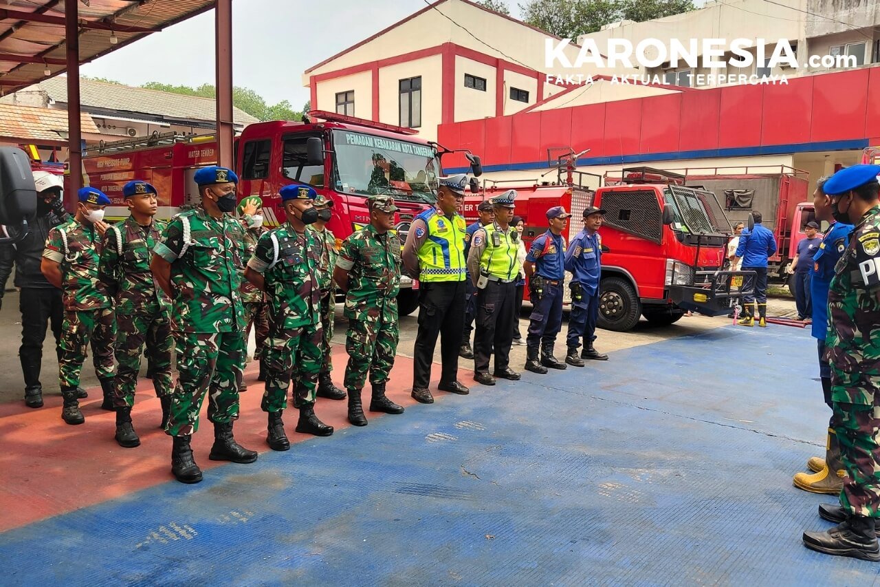 TNI, BPBD, Damkar dan Polri bersiap melakukan penyemprotan membersihkan debu vulkanik di Kota Tangerang.