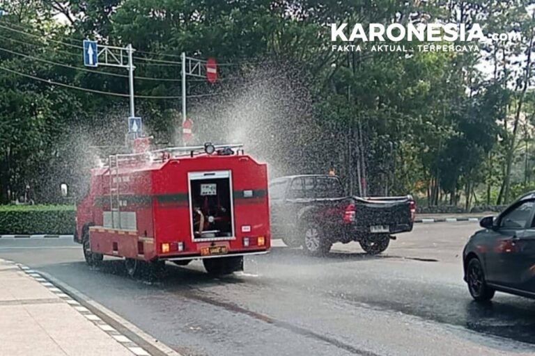 Kendaraan water tank Kodim 0510/Tigaraksa membersihkan abu vulkanik di jalan Tigaraksa.
