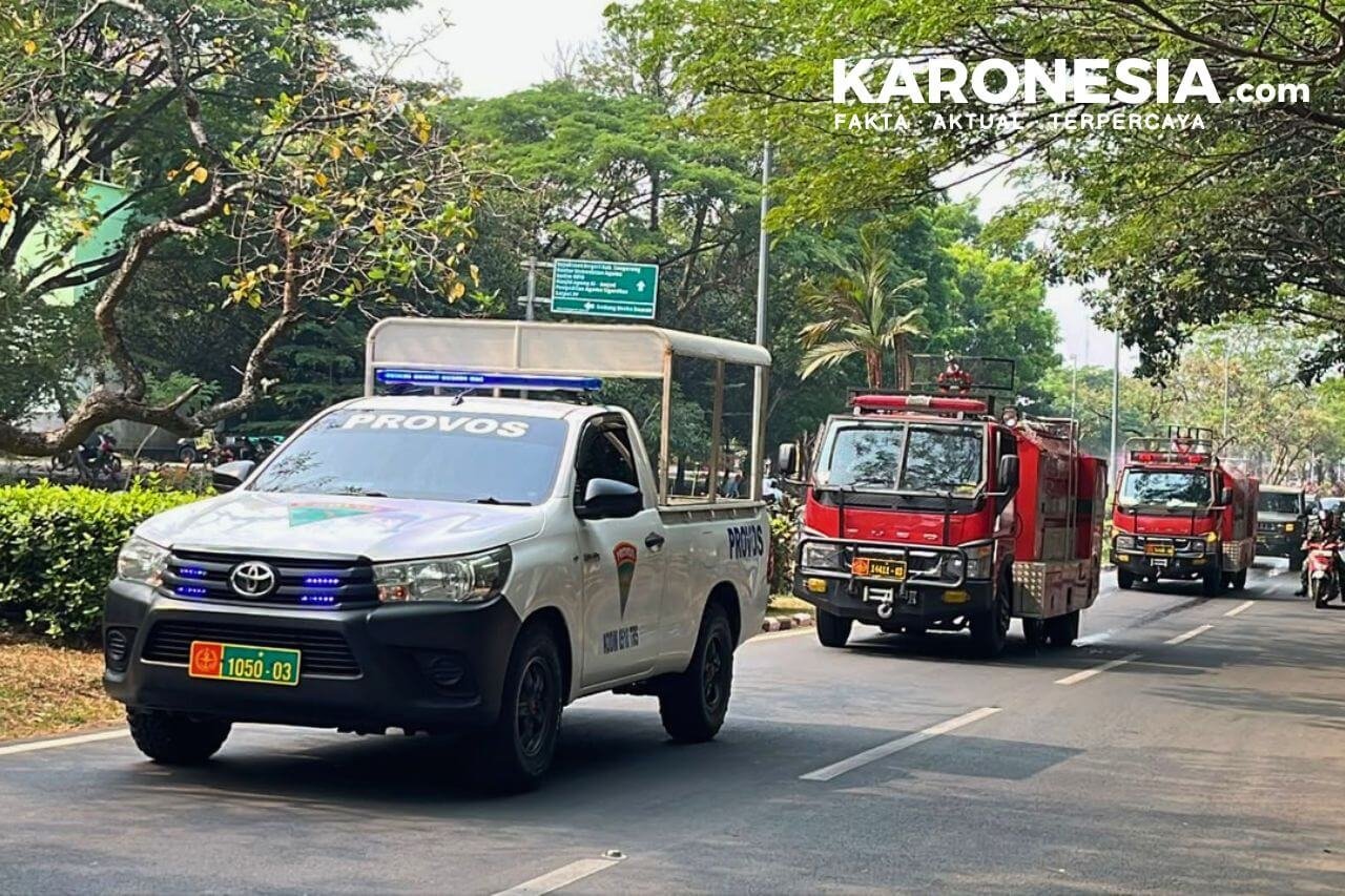 Personel Kodim 0510/Tigaraksa bersihkan abu vulkanik di jalan protokol Tangerang