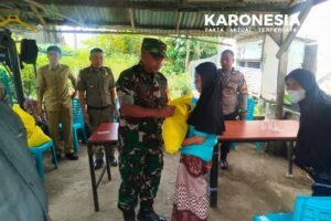 Koramil 05/Ciputat menyalurkan paket sembako kepada warga.