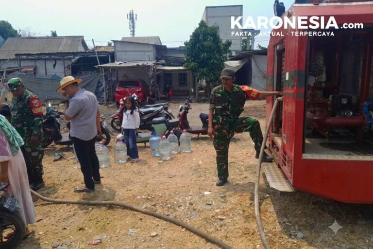 Koramil Teluknaga salurkan air bersih kepada warga