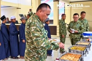 Alt Teks Prajurit Korem 081/DSJ makan siang bersama anak pesantren