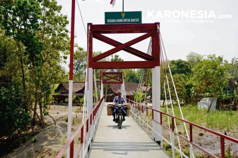 Jembatan Garuda memudahkan warga Desa Cantel menyeberangi sungai