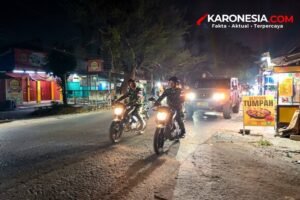 Dua prajurit Koramil 10/Sepatan berseragam loreng mengendarai sepeda motor saat patroli malam di ruas jalan wilayah Tigaraksa
