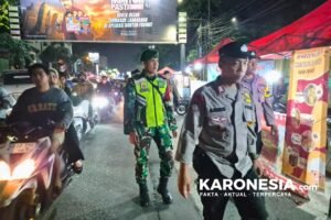 Personel TNI dan Polri patroli malam di Pondok Gede, Bekasi