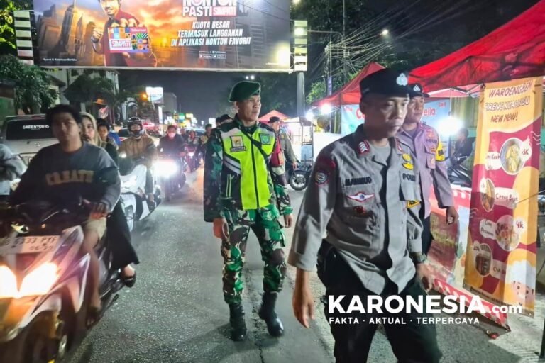 Personel TNI dan Polri patroli malam di Pondok Gede, Bekasi