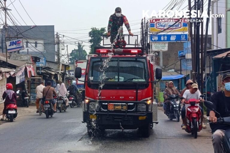 Personel Koramil semprot air bersihkan abu vulkanik di ruas jalan Teluknaga.