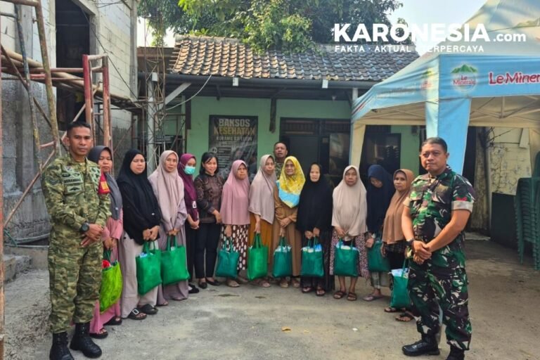 Warga Legok menerima bantuan sembako dari Koramil 03/Legok