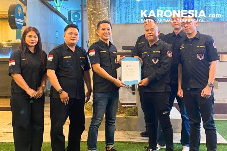 Penyerahan SK Definitif Kepengurusan 234SC PC Serpong Periode 2025–2028, Ketua DPC 234SC Tangerang Selatan Adam Pradha Wicaksono menyerahkan dokumen kepada AA Sanjaya (Upay) di Serpong, Tangerang Selatan.