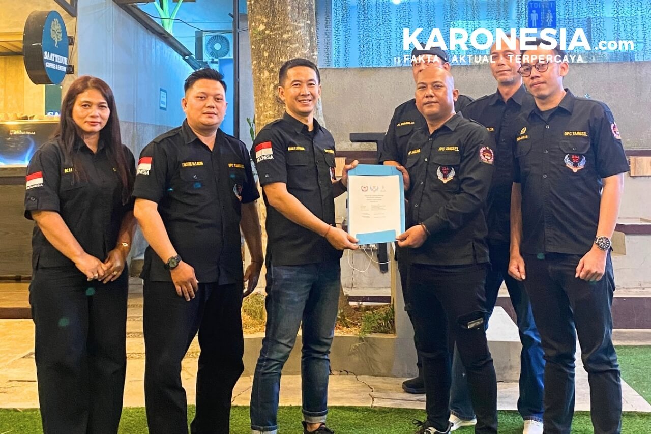 Penyerahan SK Definitif Kepengurusan 234SC PC Serpong Periode 2025–2028, Ketua DPC 234SC Tangerang Selatan Adam Pradha Wicaksono menyerahkan dokumen kepada AA Sanjaya (Upay) di Serpong, Tangerang Selatan.