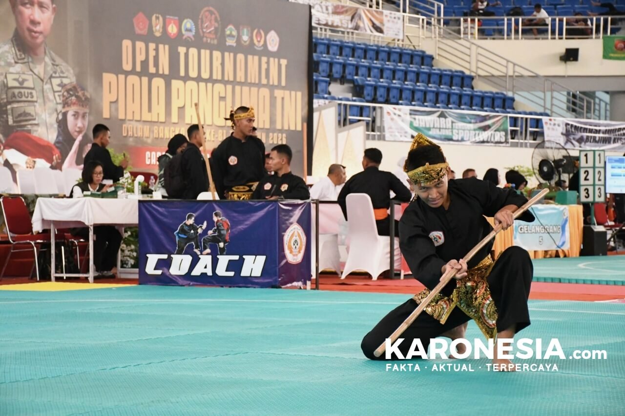 Atlet pencak silat beraksi di GOR Manahan Surakarta
