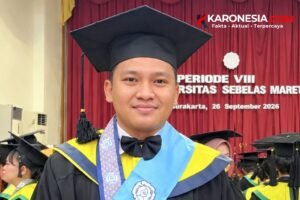 PNS Korem 081/DSJ Muhamad Dwi Maulana tersenyum mengenakan toga wisuda S2 Universitas Sebelas Maret