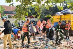 Satgas Koramil 02/Curug membersihkan sampah di Sukabakti