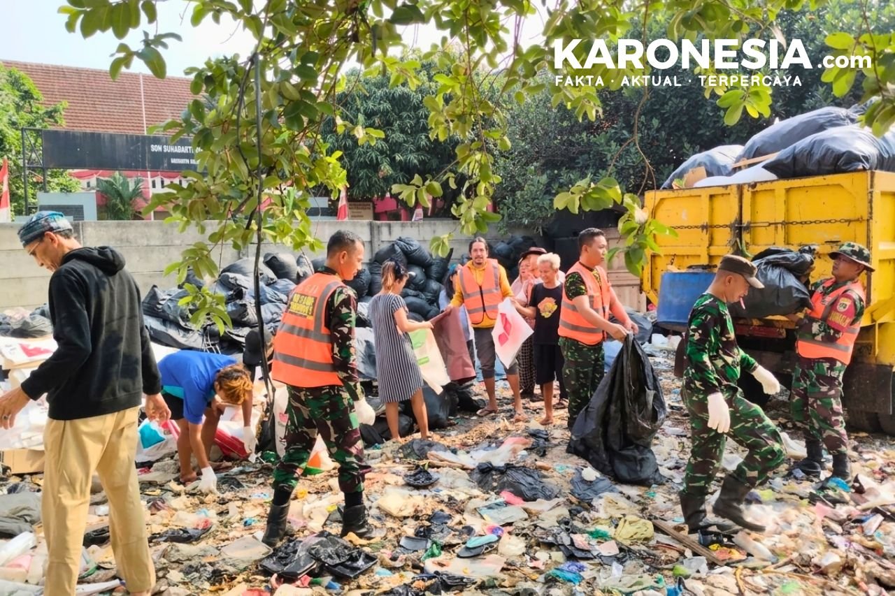Satgas Koramil 02/Curug membersihkan sampah di Sukabakti