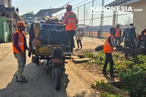 Petugas Satgas Sampah dan warga bersihkan lingkungan di Babakan, Legok.