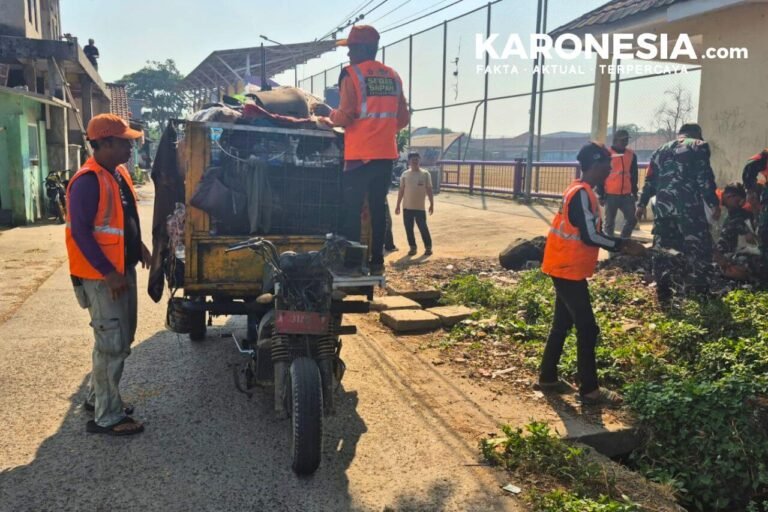 Petugas Satgas Sampah dan warga bersihkan lingkungan di Babakan, Legok.
