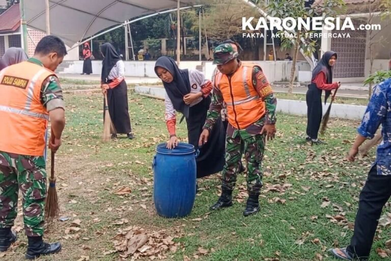 Satgas Sampah Kodim dan warga membersihkan lingkungan.