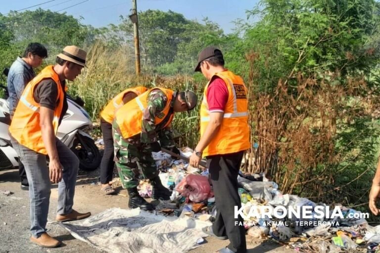 Satgas Sampah Kodim Tigaraksa dan warga membersihkan tumpukan sampah di Jalan Raya Bakung.