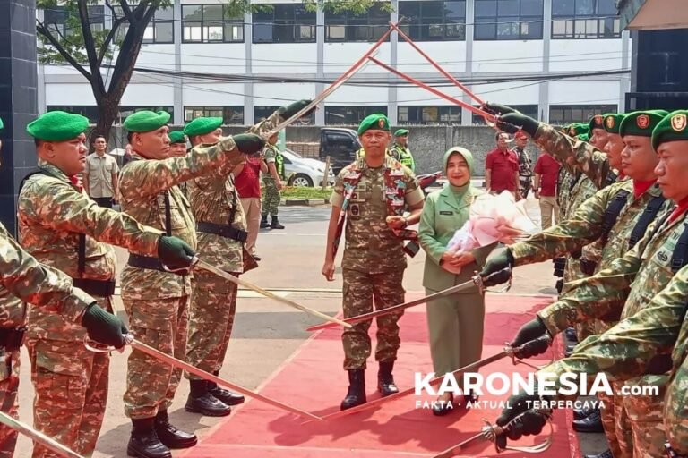 Letkol Inf Moch Alharidz Unus disambut prosesi pedang pora usai resmi menjabat Dandim 0506/Tangerang