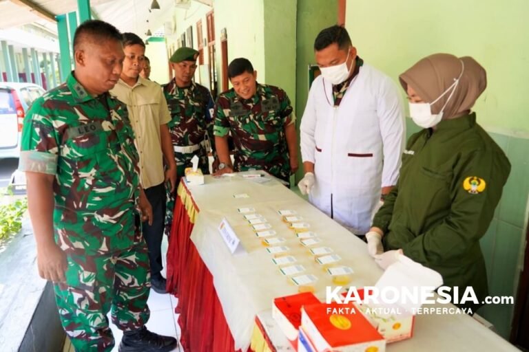 Letkol Inf Leo Eustatius memantau proses pemeriksaan sampel tes urine prajurit Korem 081/DSJ.