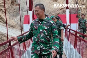 Personel TNI AD di jembatan gantung hasil pembangunan, perkuat akses warga daerah terpencil.