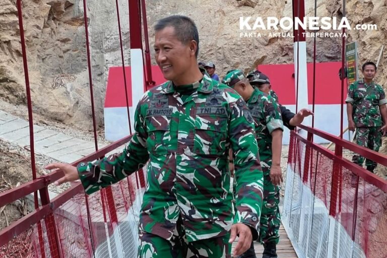 Personel TNI AD di jembatan gantung hasil pembangunan, perkuat akses warga daerah terpencil.
