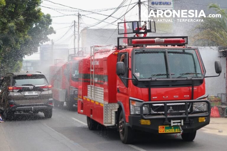 Truk water tank Yonarhanud menyemprot debu vulkanik di jalan Pesanggrahan
