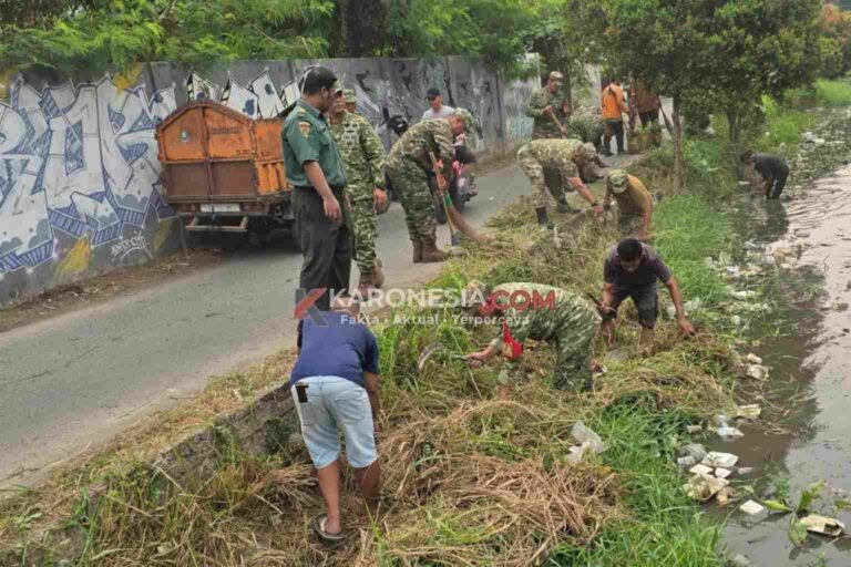 Aparat gabungan TNI dan instansi terkait bergotong royong membersihkan ilalang dan sampah plastik di bantaran sungai Batuceper Tangerang.