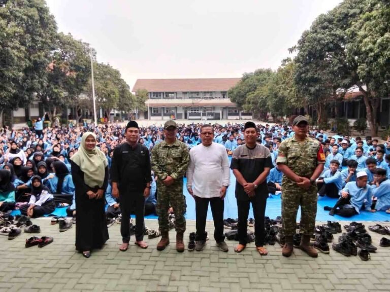 Danramil 12/Rajeg bersama Kepala SMAN 14 Kabupaten Tangerang dan siswa dalam program Army Go to School