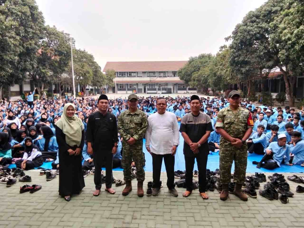Danramil 12/Rajeg bersama Kepala SMAN 14 Kabupaten Tangerang dan siswa dalam program Army Go to School