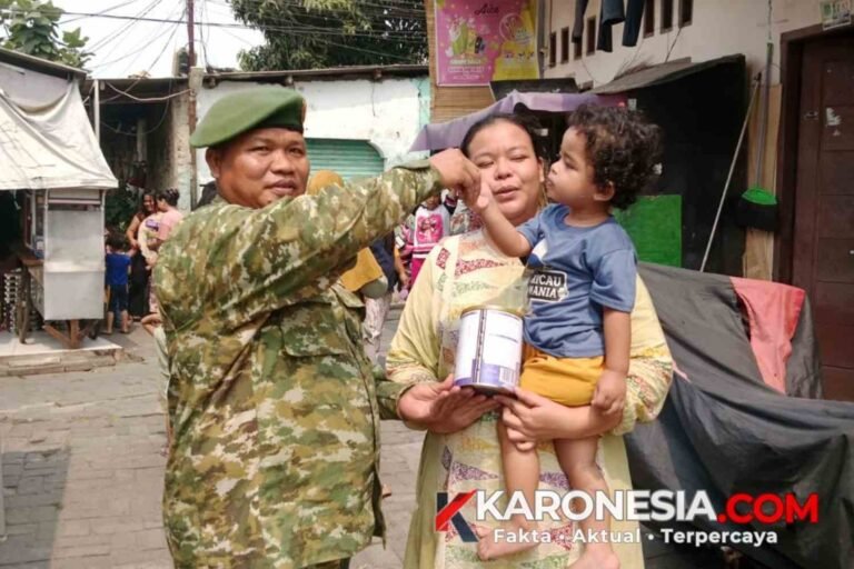 Babinsa Koramil 02 Batuceper Serka Joko Susilo membagikan susu balita kepada warga di Poris Gaga Tangerang