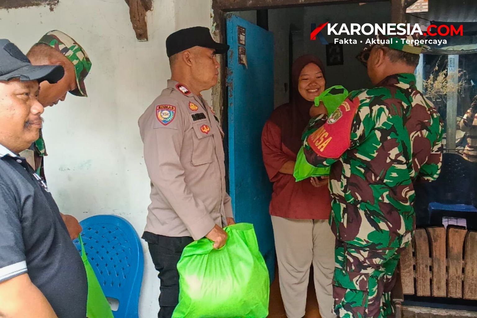 Babinsa Koramil 02/Batuceper dan Bhabinkamtibmas menyerahkan paket sembako kepada warga di Neglasari, Kota Tangerang