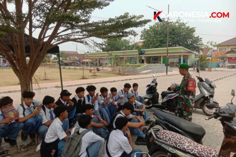 Babinsa Serka Wawan memberikan pembinaan dan imbauan kepada sekelompok pelajar sekolah di Alun-Alun Teluknaga, Kabupaten Tangerang.