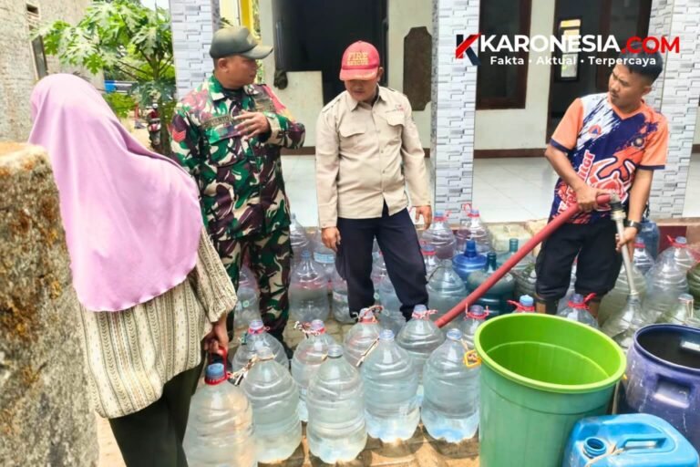 Babinsa Desa Pengarengan Kopka Suyanto dan petugas BPBD mendampingi warga saat pengisian air bersih di galon-galon penampungan.