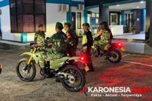 Babinsa dan Komduk Kodim 0506/Tangerang bersiaga dengan sepeda motor di halaman markas sebelum patroli malam