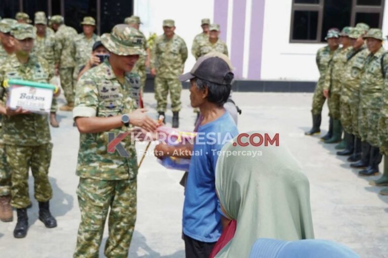 Dandim 0510 Tigaraksa Letkol Inf Yudha Fuady Putra menyerahkan bantuan sembako kepada perwakilan warga saat kegiatan bakti sosial di Kabupaten Tangerang.